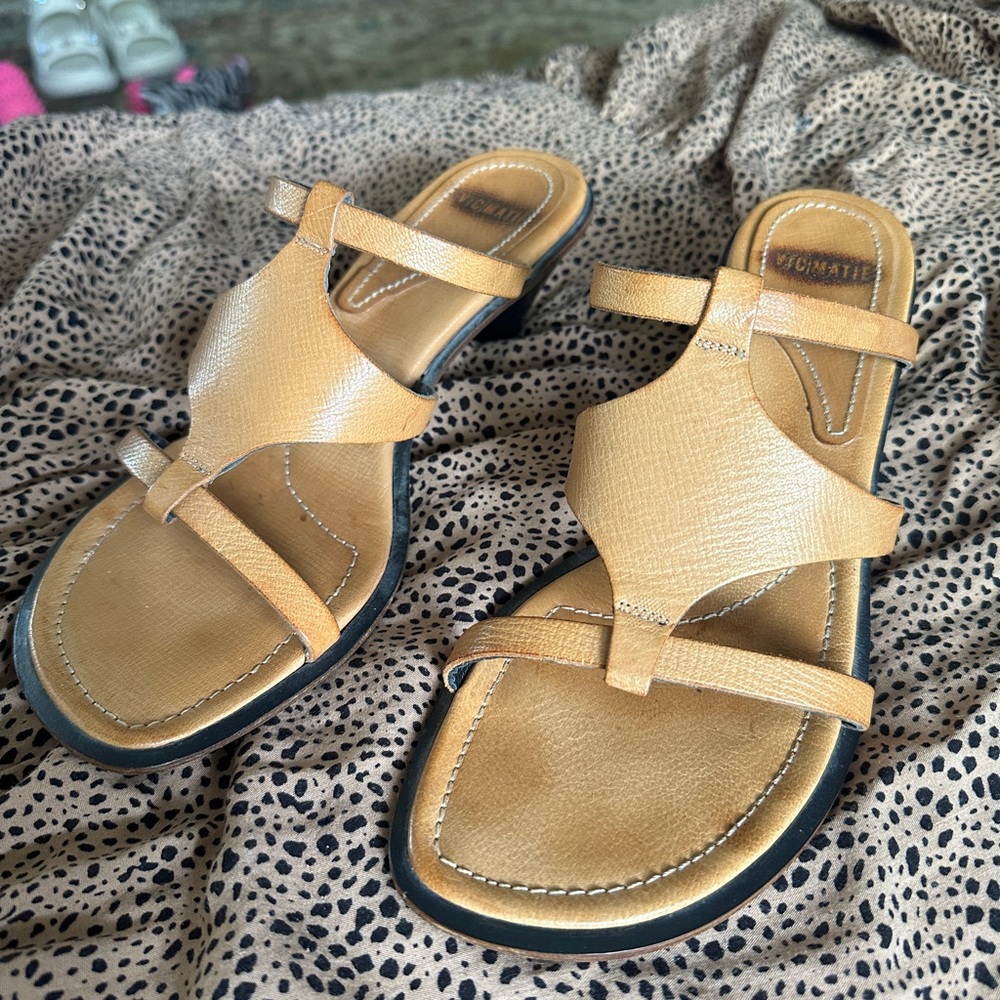 VIC Matié authentic Italian crafted kitten heel shoes. Tan/golden. COMFY!